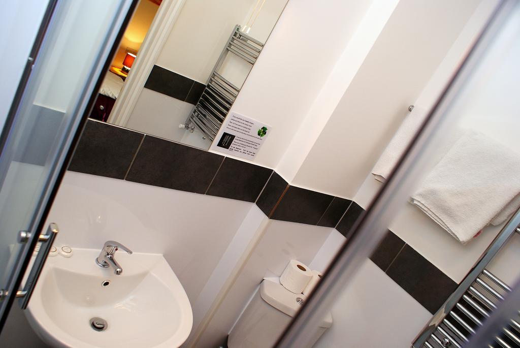 The Hindes Hotel Harrow Extérieur photo